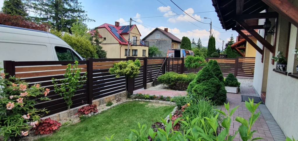 Posuvná hliníková brána Fello na vjezdu