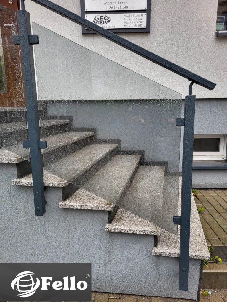 Skleněné zábradlí na schodišti